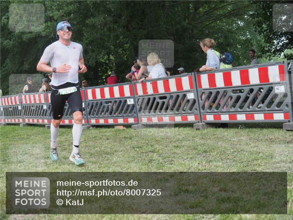 21.06.2025 - 27. Vierlanden-Triathlon KatJ http://msf.ph/oto/8007325 15.06.2025 13:00:44 Ziel 638, 639 meine-sportfotos.de