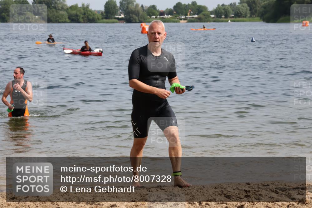 15.06.2025 - 27. Vierlanden-Triathlon Lena Gebhardt http://msf.ph/oto/8007328 15.06.2025 10:05:16 Schwimmen 364, 382, 384, 393, 402, 409, 422, 456 meine-sportfotos.de