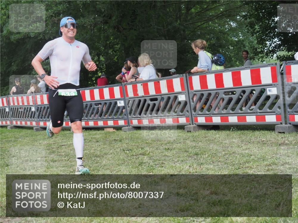 21.06.2025 - 27. Vierlanden-Triathlon KatJ http://msf.ph/oto/8007337 15.06.2025 13:00:44 Ziel 638, 639 meine-sportfotos.de
