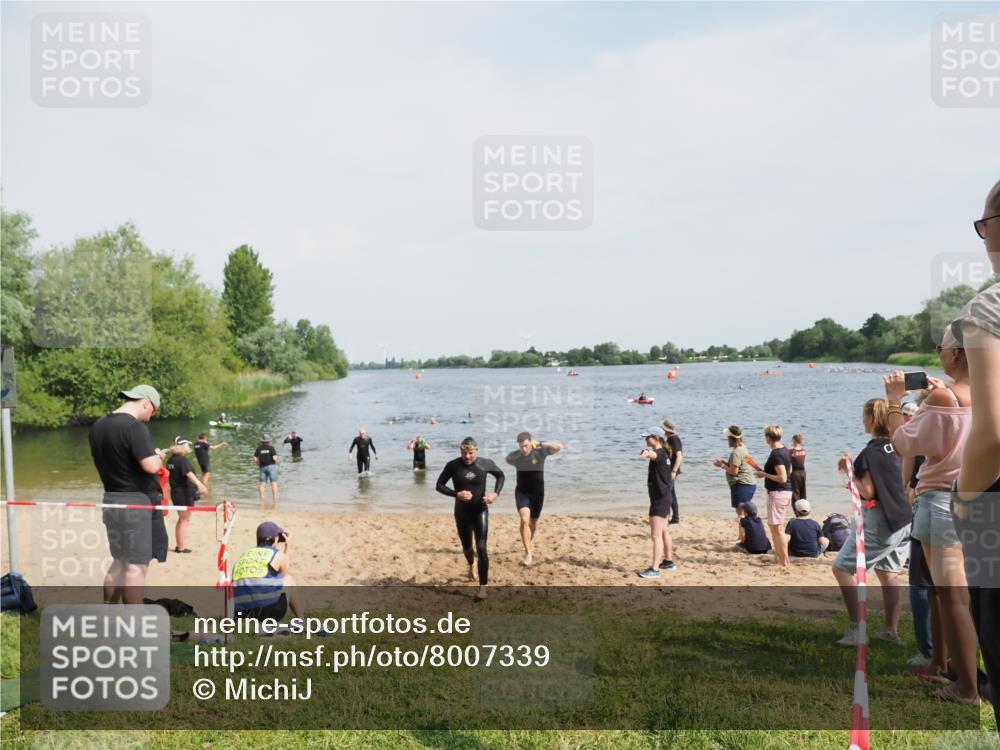 21.06.2025 - 27. Vierlanden-Triathlon MichiJ http://msf.ph/oto/8007339 15.06.2026 10:07:56 Schwimmen 371, 395, 407 meine-sportfotos.de