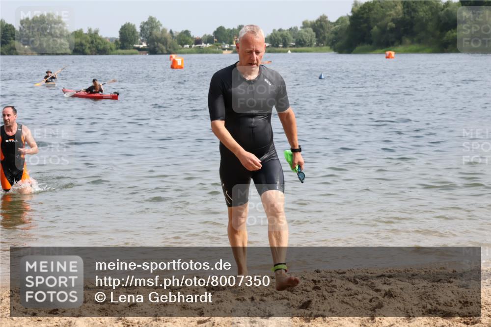 15.06.2025 - 27. Vierlanden-Triathlon Lena Gebhardt http://msf.ph/oto/8007350 15.06.2025 10:05:17 Schwimmen 364, 382, 384, 393, 402, 409, 422, 456 meine-sportfotos.de