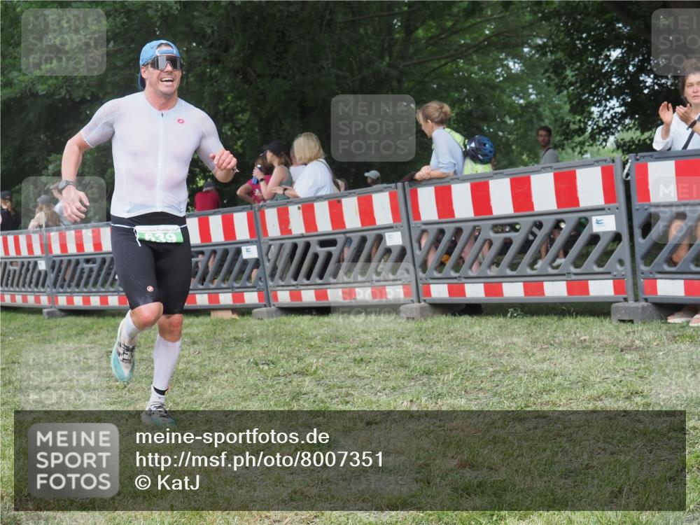 21.06.2025 - 27. Vierlanden-Triathlon KatJ http://msf.ph/oto/8007351 15.06.2025 13:00:44 Ziel 638, 639 meine-sportfotos.de