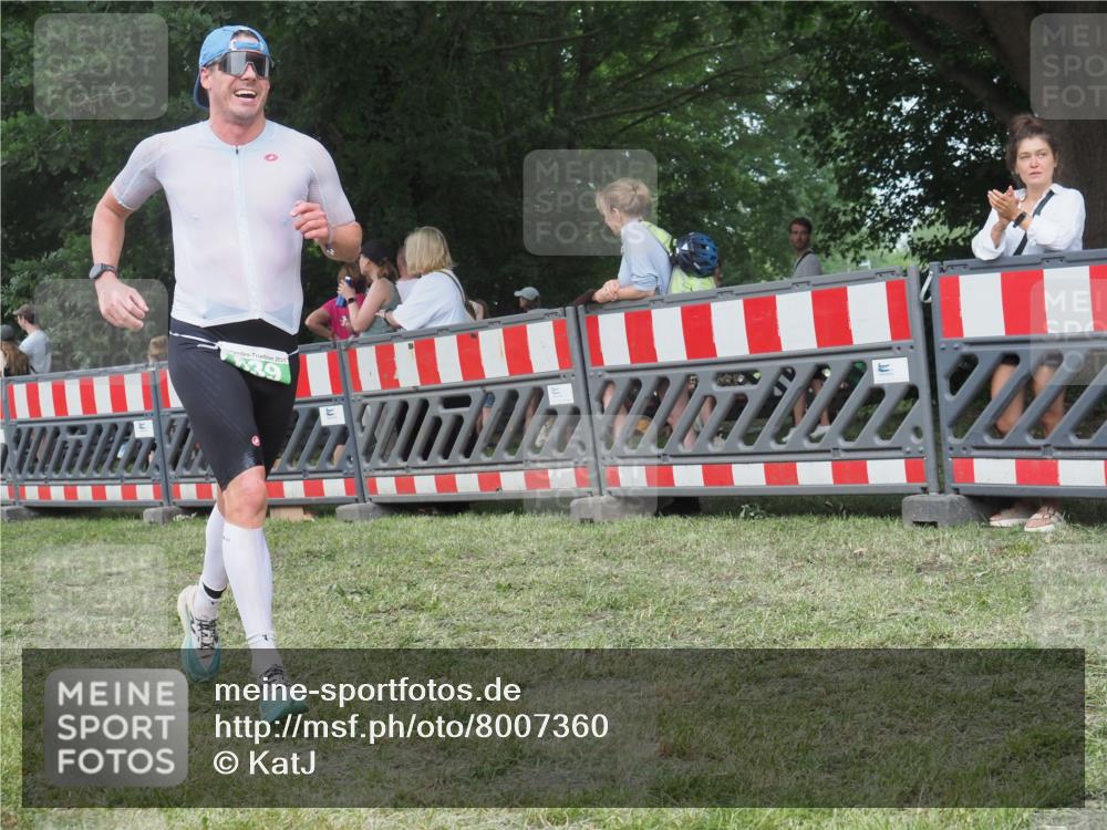 21.06.2025 - 27. Vierlanden-Triathlon KatJ http://msf.ph/oto/8007360 15.06.2025 13:00:44 Ziel 638, 639 meine-sportfotos.de