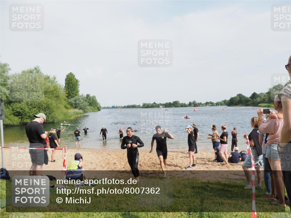 21.06.2025 - 27. Vierlanden-Triathlon MichiJ http://msf.ph/oto/8007362 15.06.2026 10:07:56 Schwimmen 371, 395, 407 meine-sportfotos.de