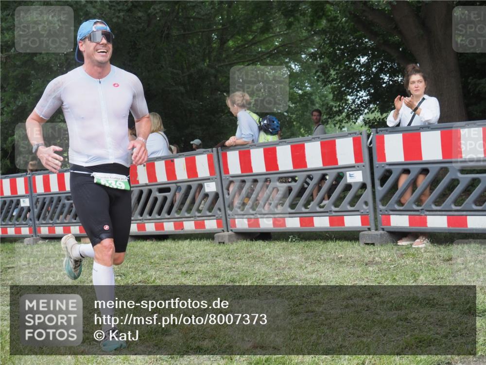 21.06.2025 - 27. Vierlanden-Triathlon KatJ http://msf.ph/oto/8007373 15.06.2025 13:00:44 Ziel 638, 639 meine-sportfotos.de