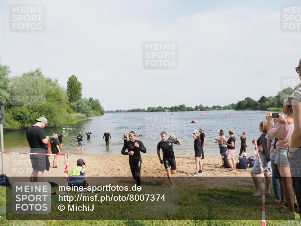 21.06.2025 - 27. Vierlanden-Triathlon MichiJ http://msf.ph/oto/8007374 15.06.2026 10:07:57 Schwimmen 371, 395, 407 meine-sportfotos.de