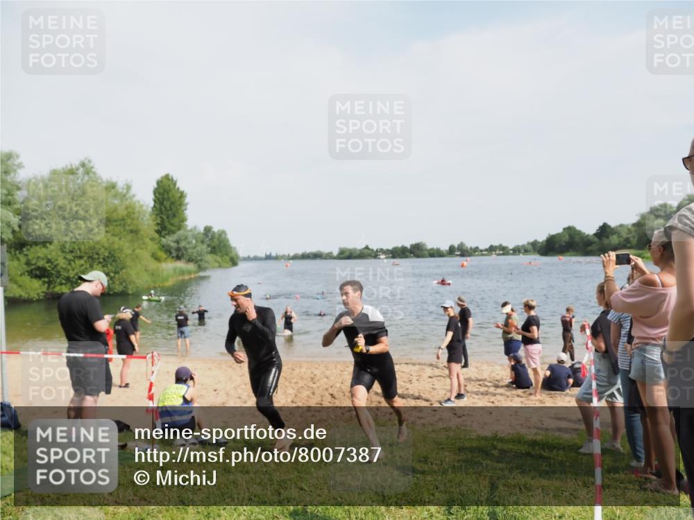 21.06.2025 - 27. Vierlanden-Triathlon MichiJ http://msf.ph/oto/8007387 15.06.2026 10:07:57 Schwimmen 371, 395, 407 meine-sportfotos.de