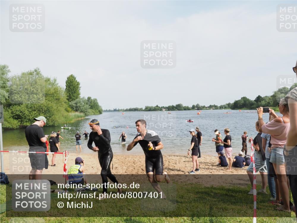 21.06.2025 - 27. Vierlanden-Triathlon MichiJ http://msf.ph/oto/8007401 15.06.2026 10:07:57 Schwimmen 371, 395, 407 meine-sportfotos.de