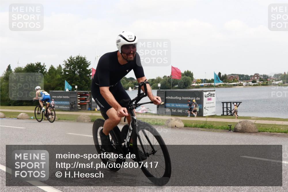 21.06.2025 - 27. Vierlanden-Triathlon H.Heesch http://msf.ph/oto/8007417 15.06.2025 12:08:43 Radfahren 677, 774, 878, 979, 994, 995, 996, 997, 998 meine-sportfotos.de