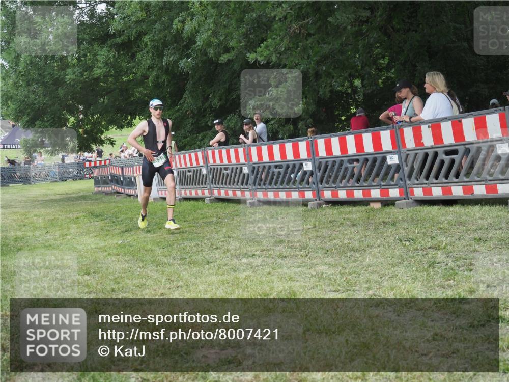 21.06.2025 - 27. Vierlanden-Triathlon KatJ http://msf.ph/oto/8007421 15.06.2025 13:00:52 Ziel 638 meine-sportfotos.de