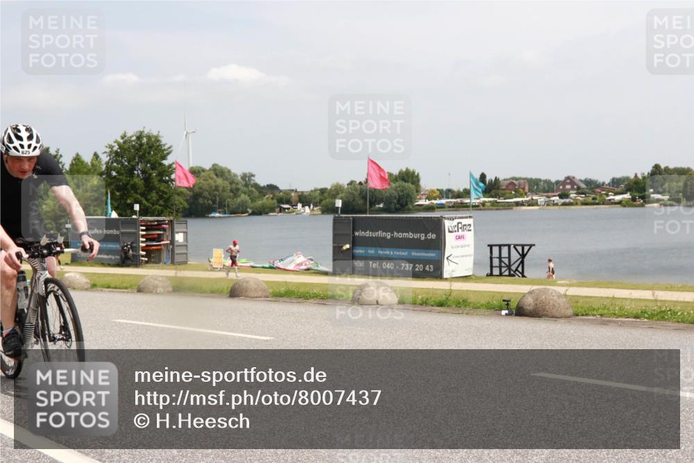 21.06.2025 - 27. Vierlanden-Triathlon H.Heesch http://msf.ph/oto/8007437 15.06.2025 12:00:09 Radfahren 776, 825 meine-sportfotos.de