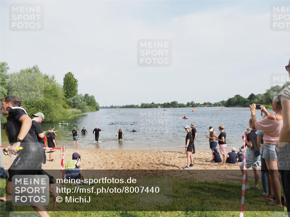 21.06.2025 - 27. Vierlanden-Triathlon MichiJ http://msf.ph/oto/8007440 15.06.2026 10:07:58 Schwimmen 395, 403, 407 meine-sportfotos.de