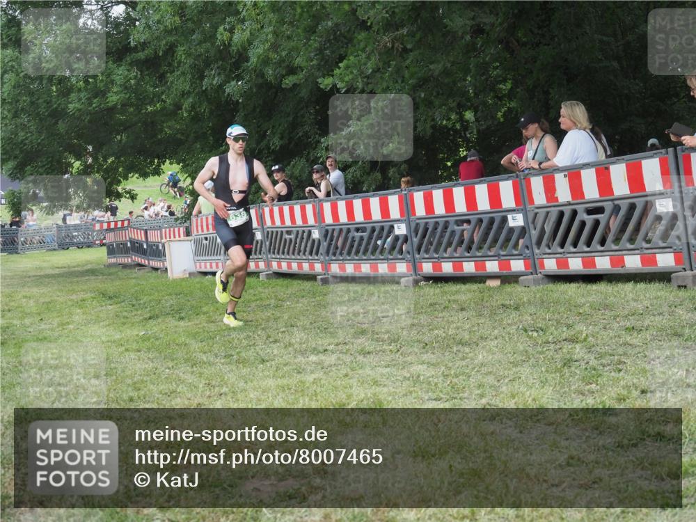 21.06.2025 - 27. Vierlanden-Triathlon KatJ http://msf.ph/oto/8007465 15.06.2025 13:00:52 Ziel 638 meine-sportfotos.de