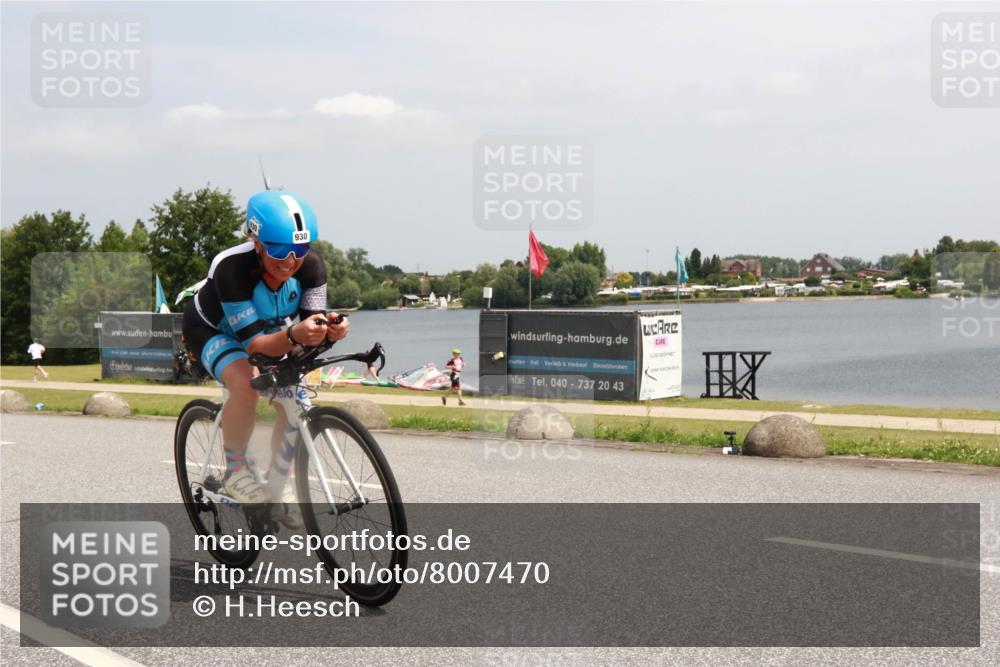 21.06.2025 - 27. Vierlanden-Triathlon H.Heesch http://msf.ph/oto/8007470 15.06.2025 12:00:26 Radfahren 930, 939 meine-sportfotos.de