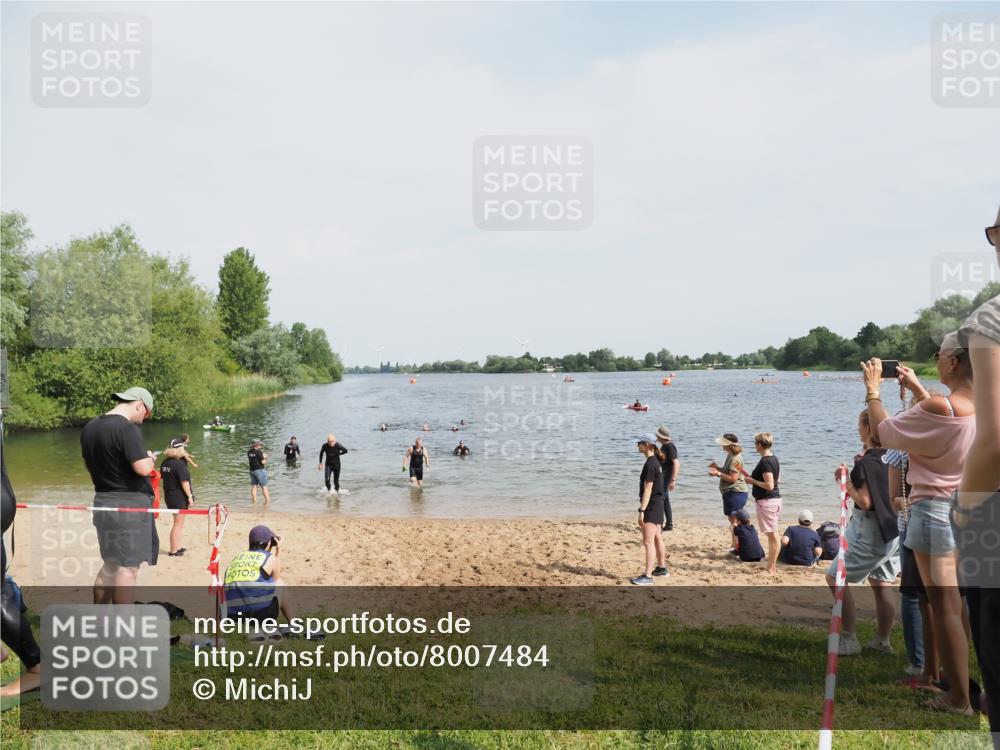 21.06.2025 - 27. Vierlanden-Triathlon MichiJ http://msf.ph/oto/8007484 15.06.2026 10:07:58 Schwimmen 395, 403, 407 meine-sportfotos.de