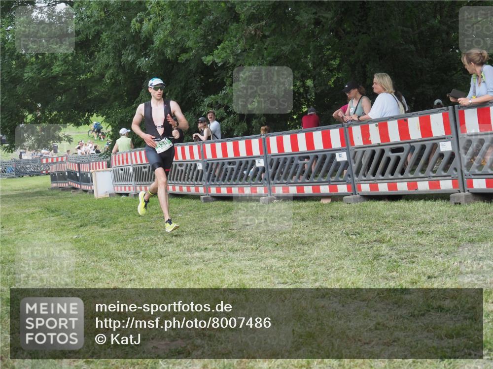 21.06.2025 - 27. Vierlanden-Triathlon KatJ http://msf.ph/oto/8007486 15.06.2025 13:00:52 Ziel 638 meine-sportfotos.de
