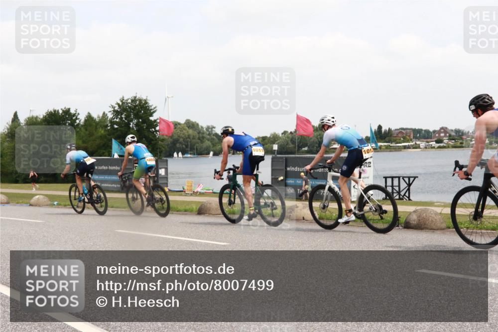 21.06.2025 - 27. Vierlanden-Triathlon H.Heesch http://msf.ph/oto/8007499 15.06.2025 12:08:45 Radfahren 677, 774, 878, 979, 994, 995, 996, 997, 998, 1009, 1010, 1011, 1013 meine-sportfotos.de