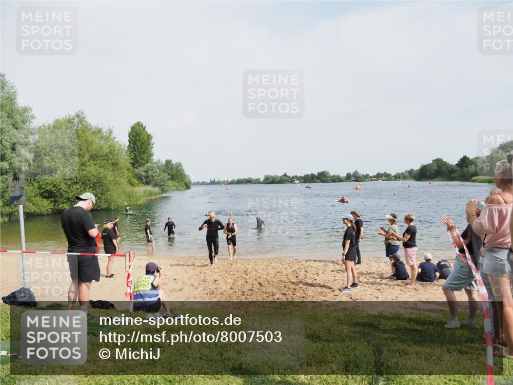 21.06.2025 - 27. Vierlanden-Triathlon MichiJ http://msf.ph/oto/8007503 15.06.2026 10:08:02 Schwimmen 373, 395, 403, 407 meine-sportfotos.de