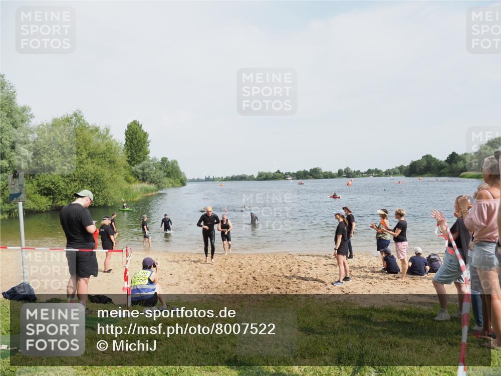 21.06.2025 - 27. Vierlanden-Triathlon MichiJ http://msf.ph/oto/8007522 15.06.2026 10:08:03 Schwimmen 373, 395, 403, 407 meine-sportfotos.de