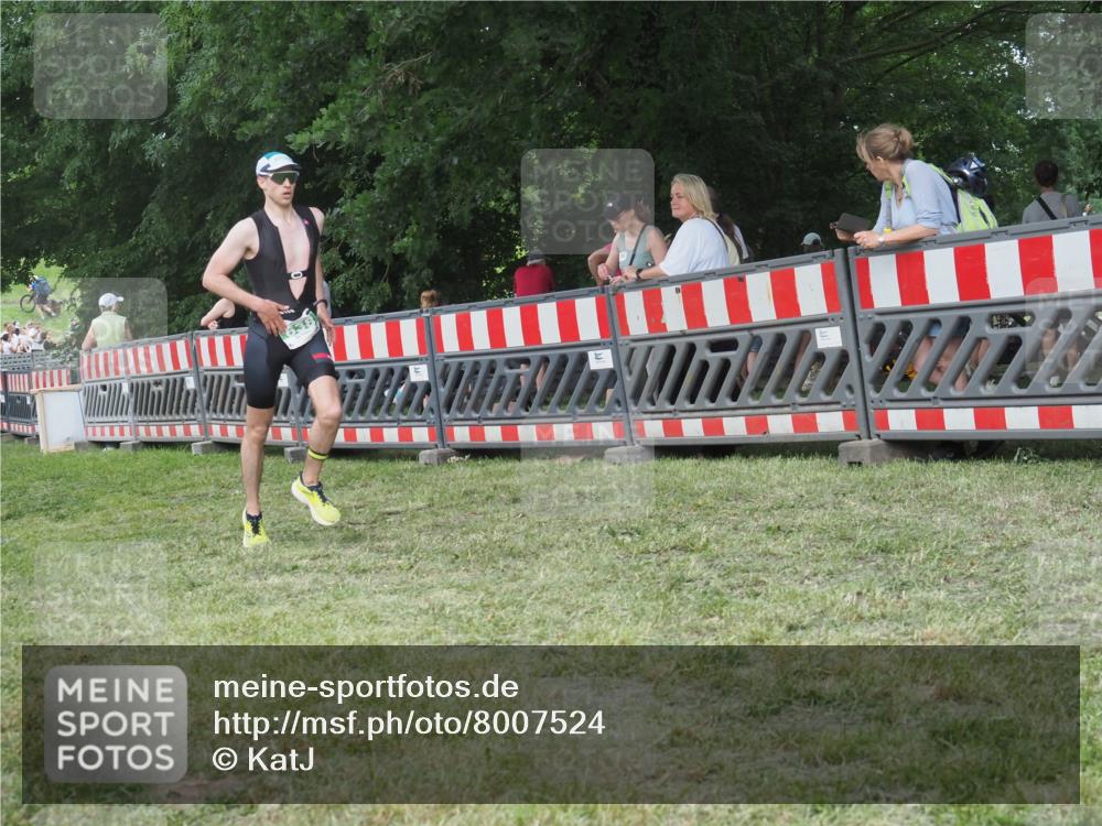 21.06.2025 - 27. Vierlanden-Triathlon KatJ http://msf.ph/oto/8007524 15.06.2025 13:00:52 Ziel 638 meine-sportfotos.de