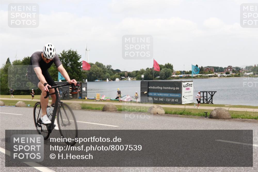 21.06.2025 - 27. Vierlanden-Triathlon H.Heesch http://msf.ph/oto/8007539 15.06.2025 12:08:51 Radfahren 744, 926, 979, 1009, 1010, 1011, 1012, 1013 meine-sportfotos.de