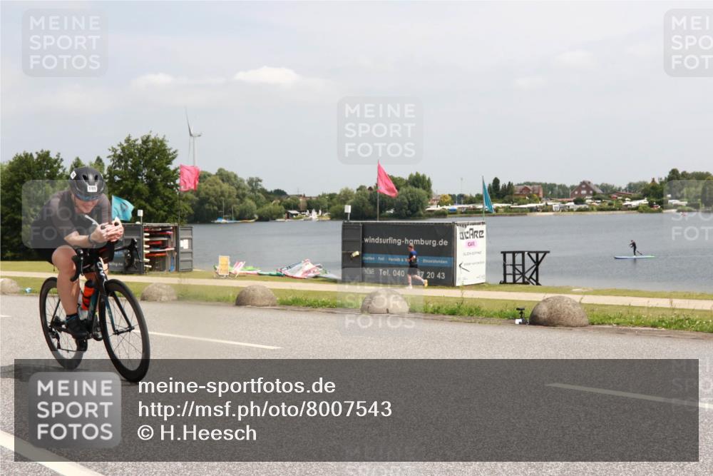 21.06.2025 - 27. Vierlanden-Triathlon H.Heesch http://msf.ph/oto/8007543 15.06.2025 12:00:42 Radfahren 199, 204, 966 meine-sportfotos.de