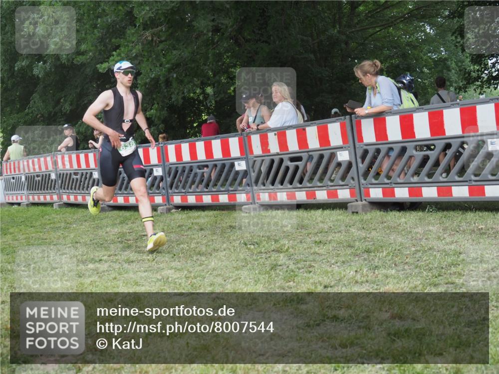 21.06.2025 - 27. Vierlanden-Triathlon KatJ http://msf.ph/oto/8007544 15.06.2025 13:00:52 Ziel 638 meine-sportfotos.de