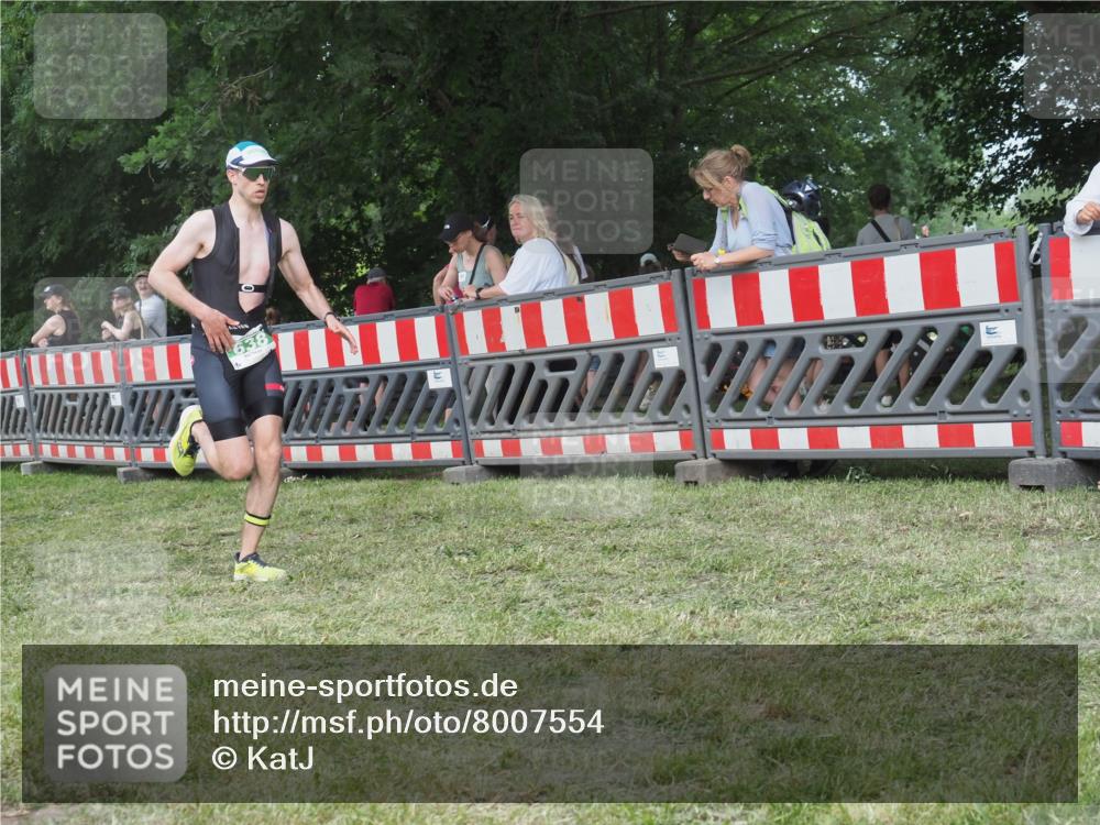 21.06.2025 - 27. Vierlanden-Triathlon KatJ http://msf.ph/oto/8007554 15.06.2025 13:00:53 Ziel 638 meine-sportfotos.de