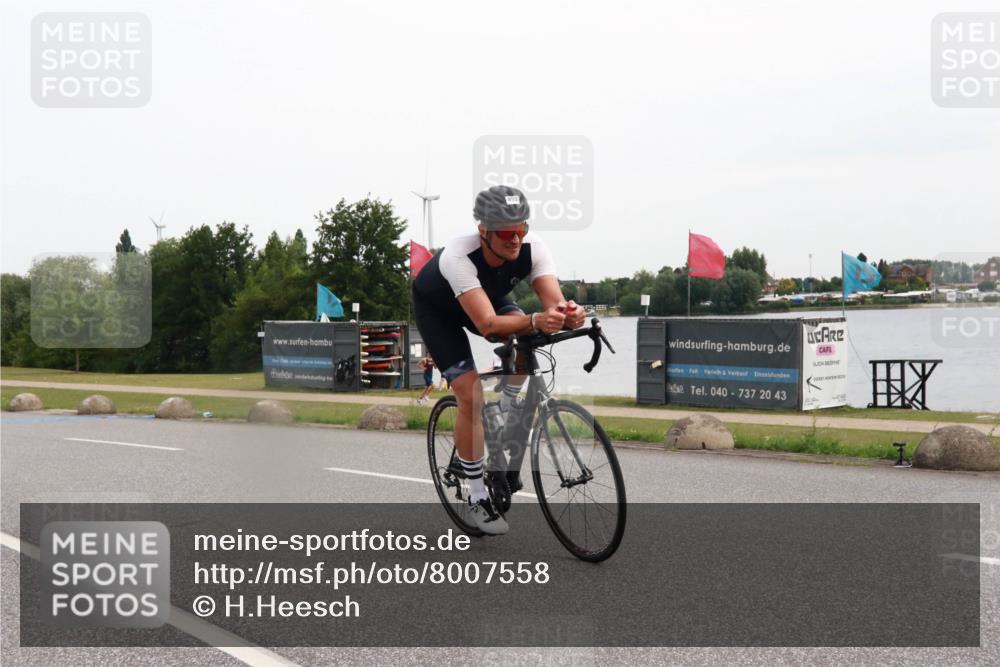 15.06.2025 - 27. Vierlanden-Triathlon H.Heesch http://msf.ph/oto/8007558 15.06.2025 10:44:12 Radfahren 18, 25, 425, 452 meine-sportfotos.de