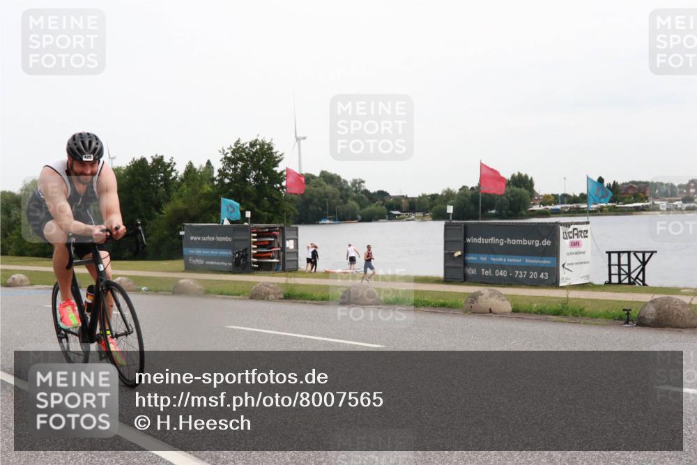 15.06.2025 - 27. Vierlanden-Triathlon H.Heesch http://msf.ph/oto/8007565 15.06.2025 10:44:13 Radfahren 425, 452 meine-sportfotos.de