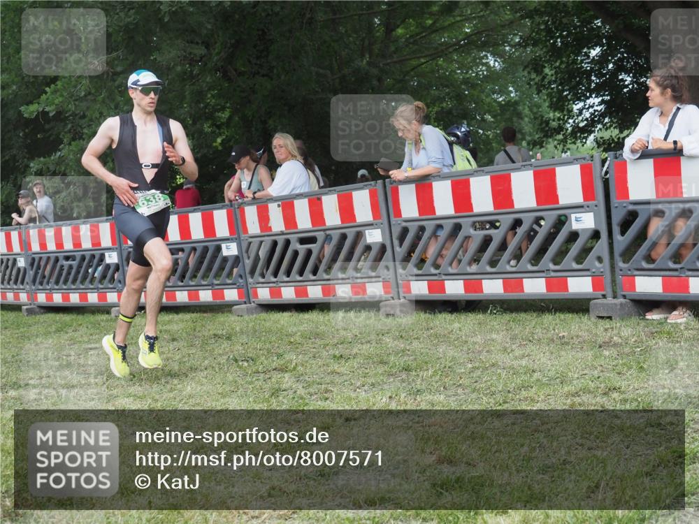 21.06.2025 - 27. Vierlanden-Triathlon KatJ http://msf.ph/oto/8007571 15.06.2025 13:00:53 Ziel 638 meine-sportfotos.de