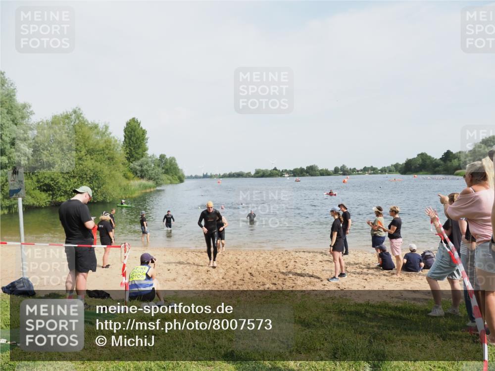 21.06.2025 - 27. Vierlanden-Triathlon MichiJ http://msf.ph/oto/8007573 15.06.2026 10:08:03 Schwimmen 373, 395, 403, 407 meine-sportfotos.de