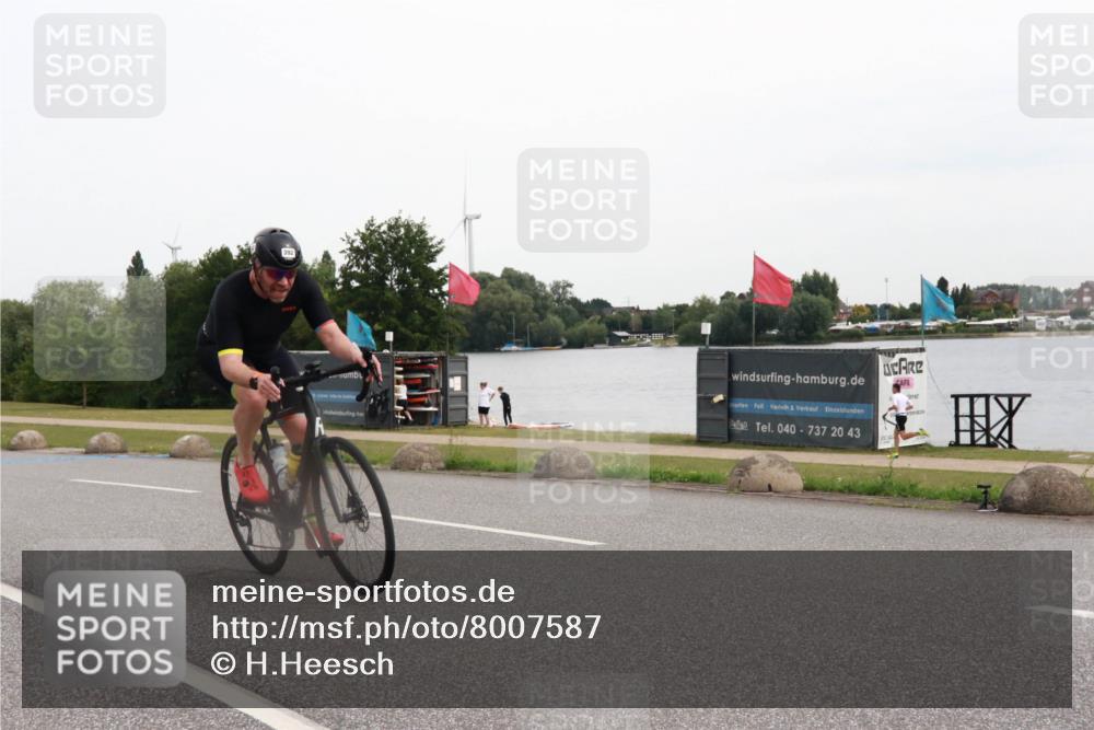 15.06.2025 - 27. Vierlanden-Triathlon H.Heesch http://msf.ph/oto/8007587 15.06.2025 10:44:22 Radfahren 235, 392 meine-sportfotos.de