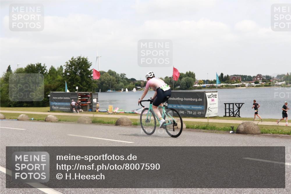 21.06.2025 - 27. Vierlanden-Triathlon H.Heesch http://msf.ph/oto/8007590 15.06.2025 12:09:08 Radfahren 815, 838, 889 meine-sportfotos.de