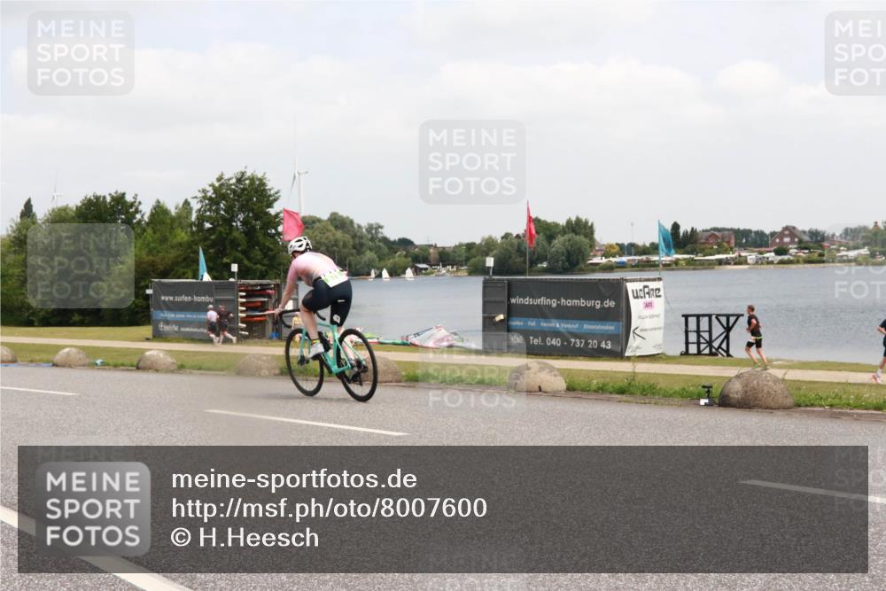 21.06.2025 - 27. Vierlanden-Triathlon H.Heesch http://msf.ph/oto/8007600 15.06.2025 12:09:08 Radfahren 815, 838, 889 meine-sportfotos.de
