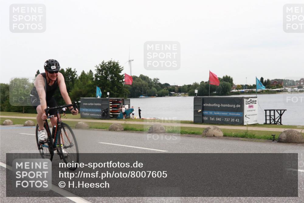 15.06.2025 - 27. Vierlanden-Triathlon H.Heesch http://msf.ph/oto/8007605 15.06.2025 10:44:29 Radfahren 126, 235, 384, 388 meine-sportfotos.de