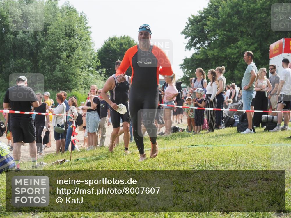 15.06.2025 - 27. Vierlanden-Triathlon KatJ http://msf.ph/oto/8007607 15.06.2025 10:06:16 Schwimmen 362, 369, 370, 381, 418, 447, 448, 455 meine-sportfotos.de