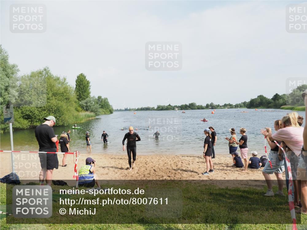 21.06.2025 - 27. Vierlanden-Triathlon MichiJ http://msf.ph/oto/8007611 15.06.2026 10:08:04 Schwimmen 373, 395, 403, 407 meine-sportfotos.de