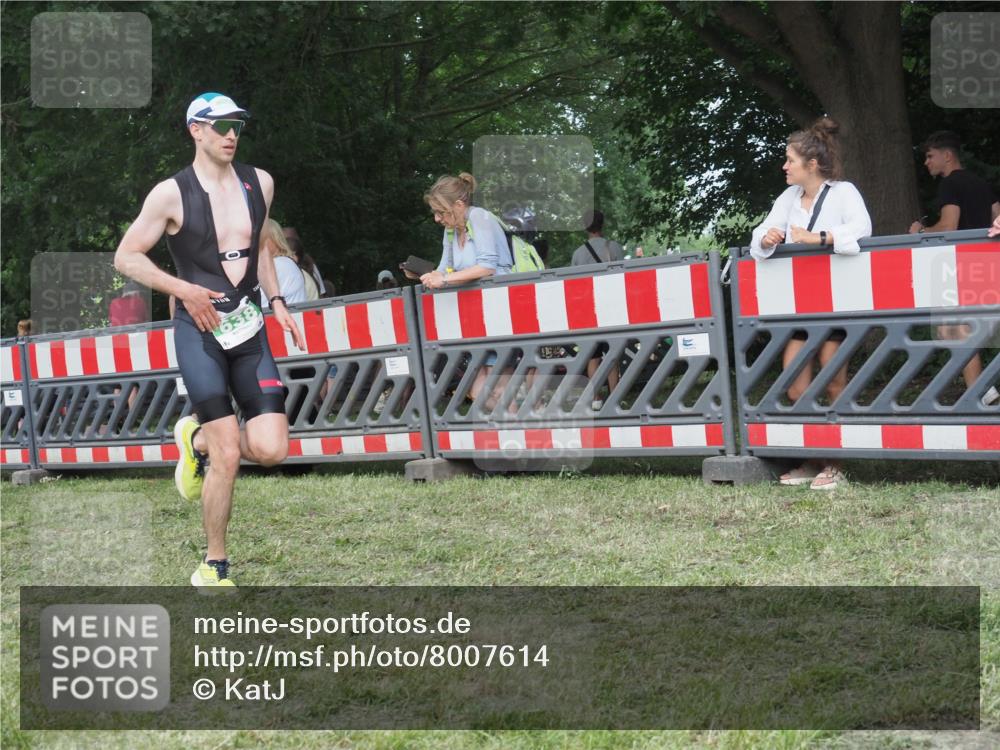 21.06.2025 - 27. Vierlanden-Triathlon KatJ http://msf.ph/oto/8007614 15.06.2025 13:00:53 Ziel 638 meine-sportfotos.de