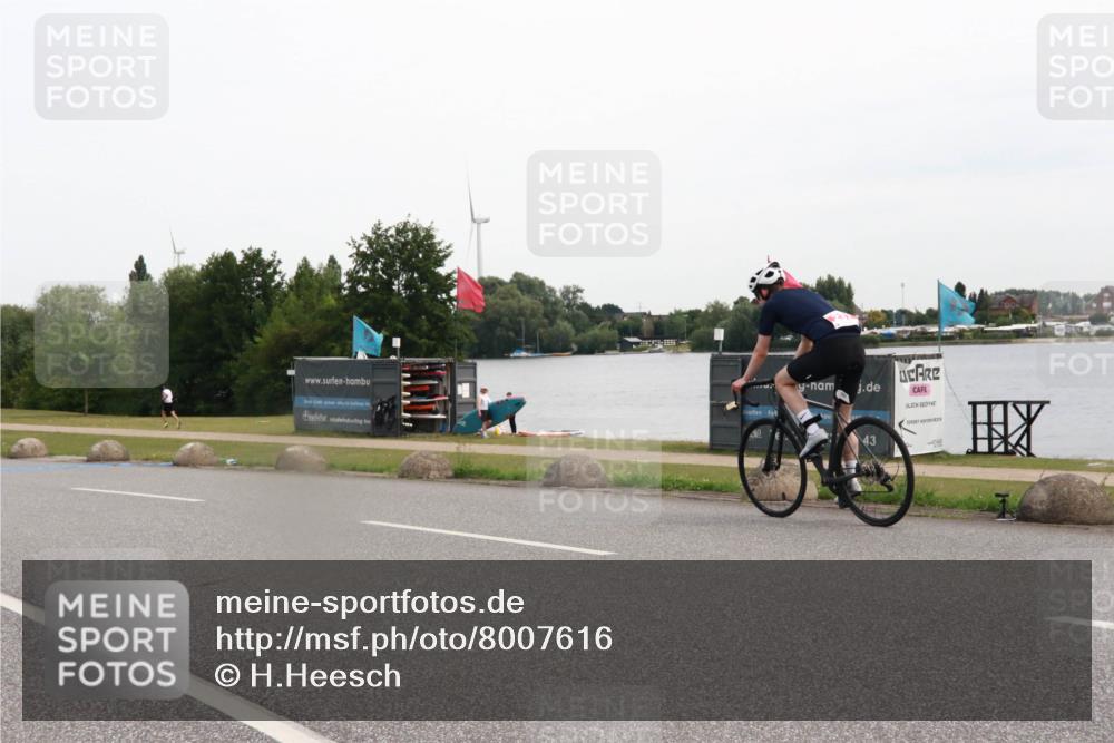 15.06.2025 - 27. Vierlanden-Triathlon H.Heesch http://msf.ph/oto/8007616 15.06.2025 10:44:30 Radfahren 126, 384, 388 meine-sportfotos.de