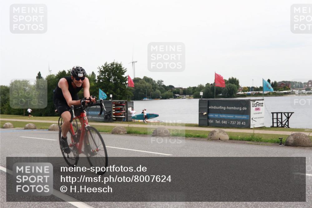 15.06.2025 - 27. Vierlanden-Triathlon H.Heesch http://msf.ph/oto/8007624 15.06.2025 10:44:31 Radfahren 126, 237, 384, 388, 464 meine-sportfotos.de