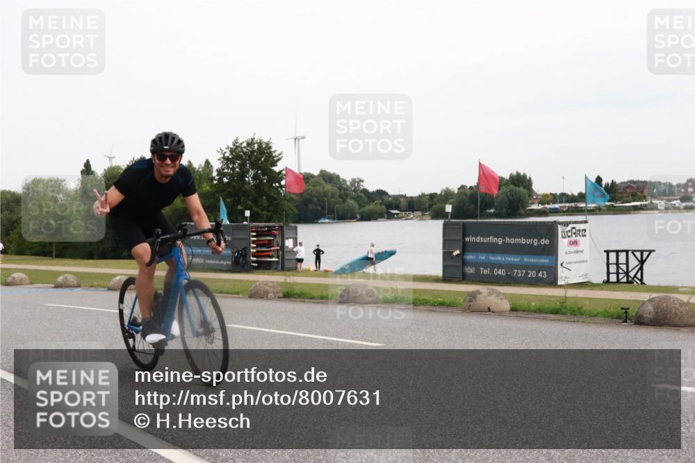 15.06.2025 - 27. Vierlanden-Triathlon H.Heesch http://msf.ph/oto/8007631 15.06.2025 10:44:34 Radfahren 180, 237, 384, 388, 464 meine-sportfotos.de