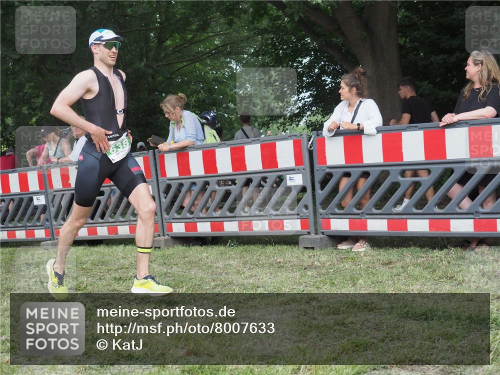 21.06.2025 - 27. Vierlanden-Triathlon KatJ http://msf.ph/oto/8007633 15.06.2025 13:00:53 Ziel 638 meine-sportfotos.de