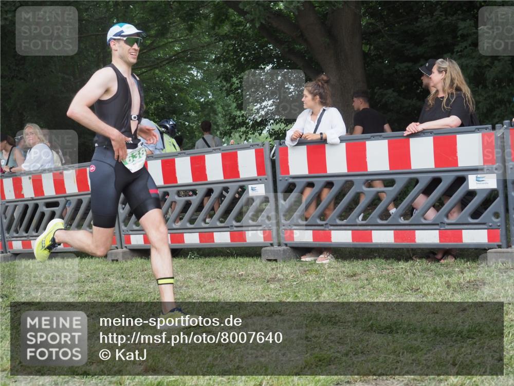 21.06.2025 - 27. Vierlanden-Triathlon KatJ http://msf.ph/oto/8007640 15.06.2025 13:00:53 Ziel 638 meine-sportfotos.de