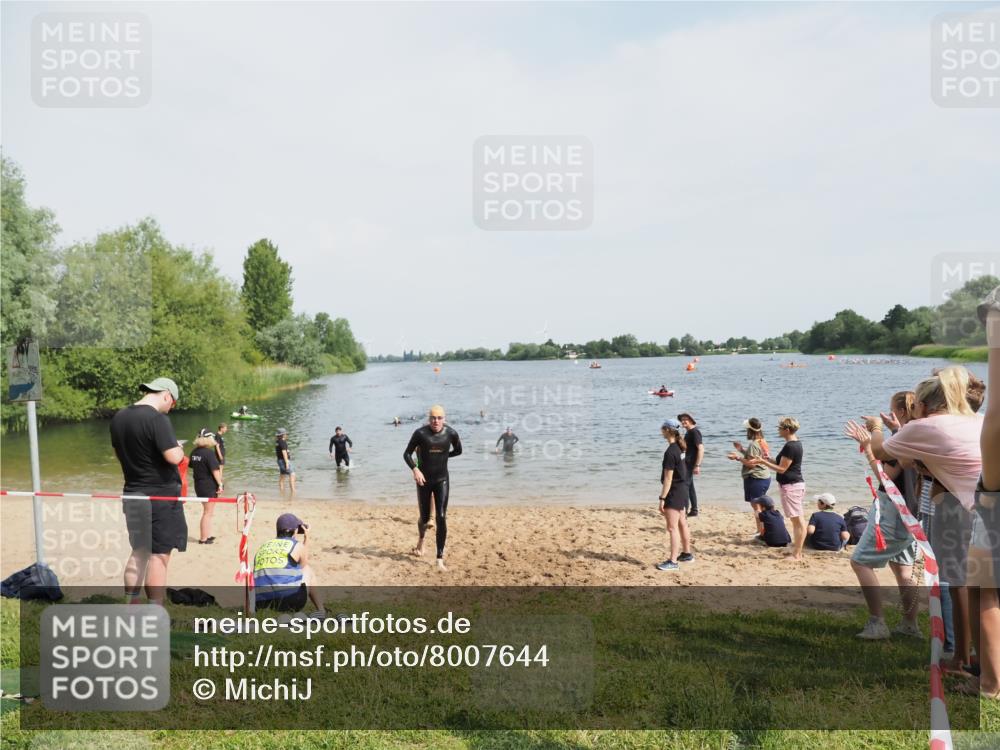 21.06.2025 - 27. Vierlanden-Triathlon MichiJ http://msf.ph/oto/8007644 15.06.2026 10:08:04 Schwimmen 373, 395, 403, 407 meine-sportfotos.de