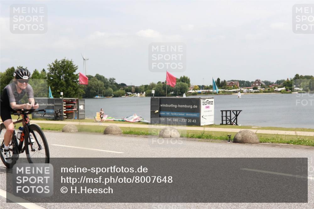 21.06.2025 - 27. Vierlanden-Triathlon H.Heesch http://msf.ph/oto/8007648 15.06.2025 12:01:54 Radfahren 925 meine-sportfotos.de