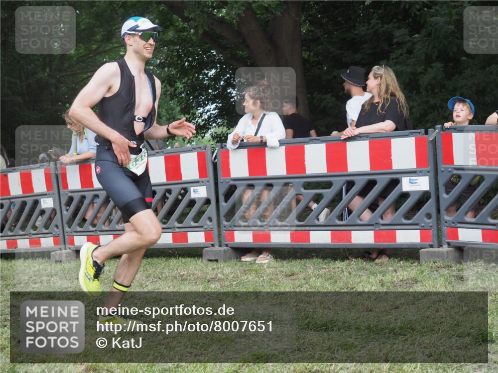 21.06.2025 - 27. Vierlanden-Triathlon KatJ http://msf.ph/oto/8007651 15.06.2025 13:00:53 Ziel 638 meine-sportfotos.de