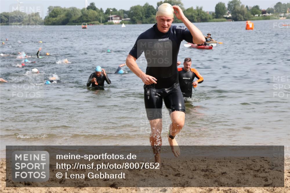 15.06.2025 - 27. Vierlanden-Triathlon Lena Gebhardt http://msf.ph/oto/8007652 15.06.2025 10:05:26 Schwimmen 366, 378, 393, 402, 409, 456 meine-sportfotos.de