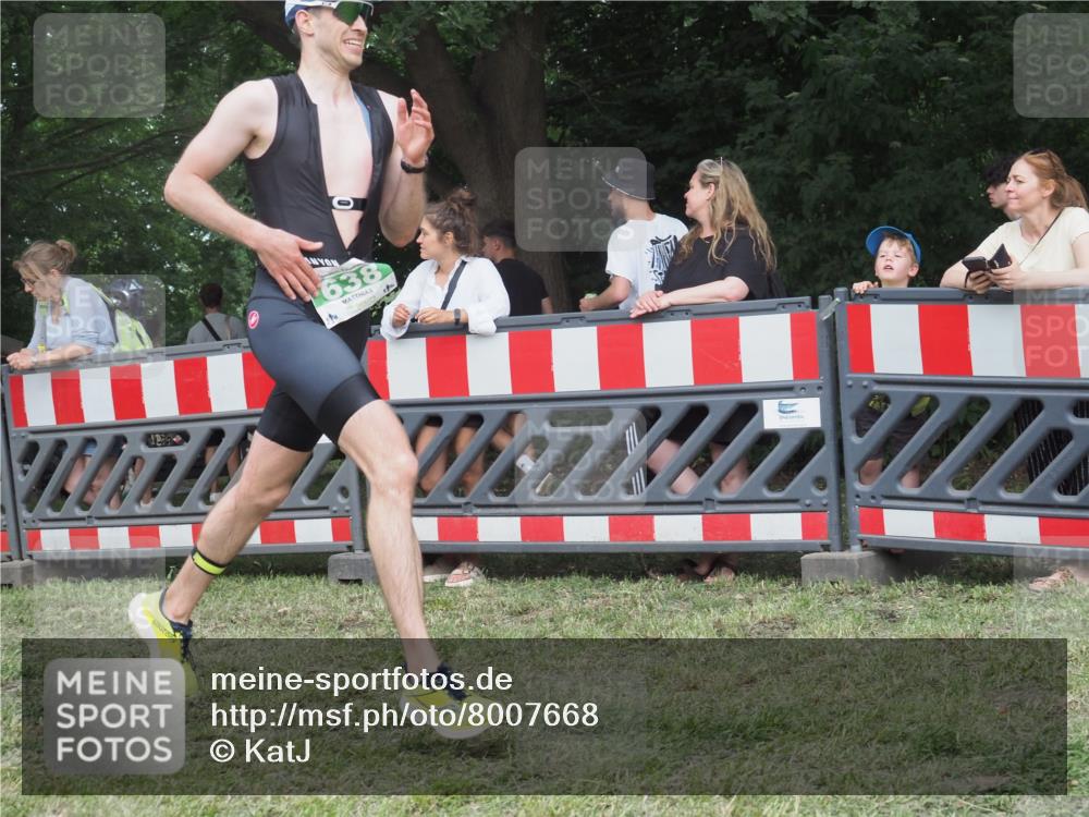 21.06.2025 - 27. Vierlanden-Triathlon KatJ http://msf.ph/oto/8007668 15.06.2025 13:00:53 Ziel 638 meine-sportfotos.de