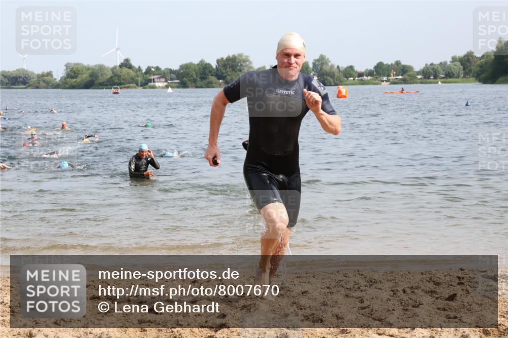 15.06.2025 - 27. Vierlanden-Triathlon Lena Gebhardt http://msf.ph/oto/8007670 15.06.2025 10:05:26 Schwimmen 366, 378, 393, 402, 409, 456 meine-sportfotos.de